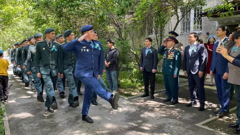 Ветеранов ВОВ поздравили военнослужащие в Алматы