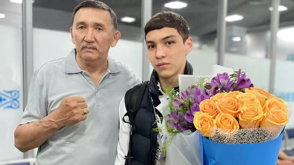 Казахстанских боксеров встретили в Алматы после триумфа на ЧА