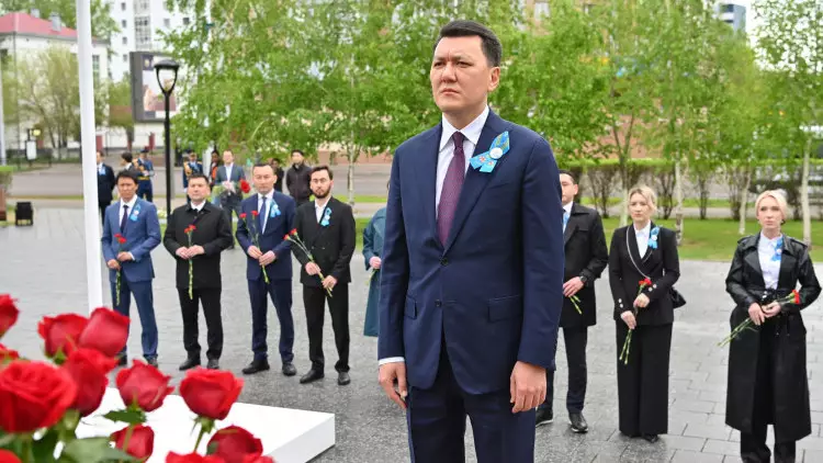 Государственный советник возложил цветы к памятнику Талгату Бегельдинову