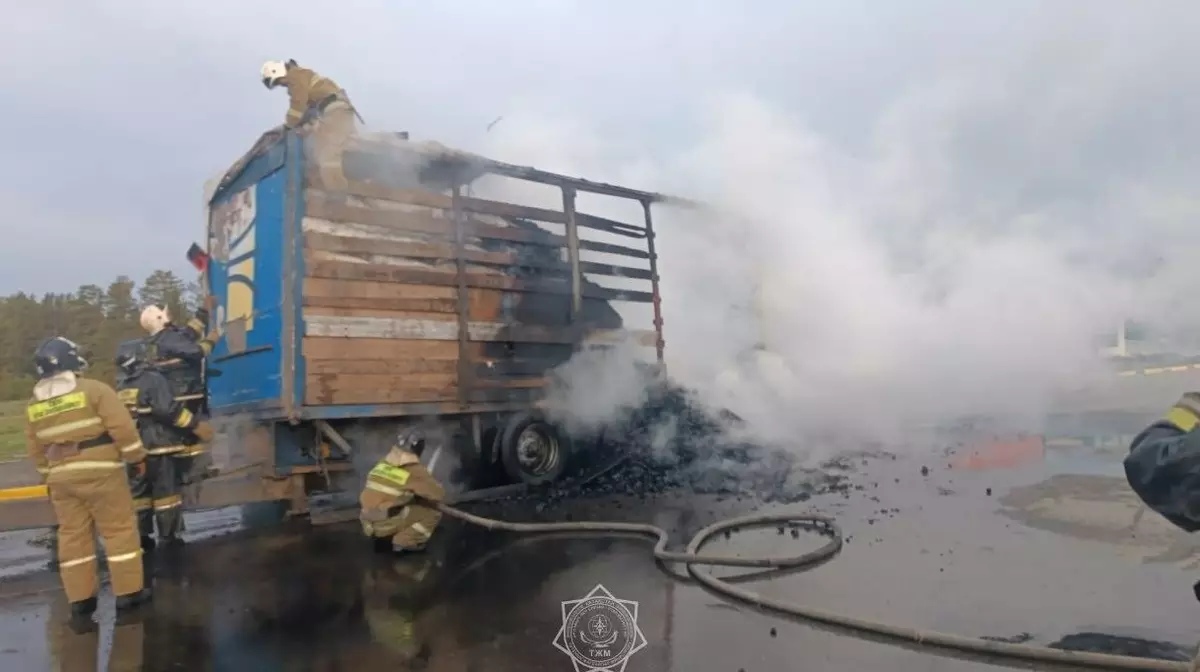 Уголь загорелся в прицепе грузовика на трассе Астана-Петропавловск