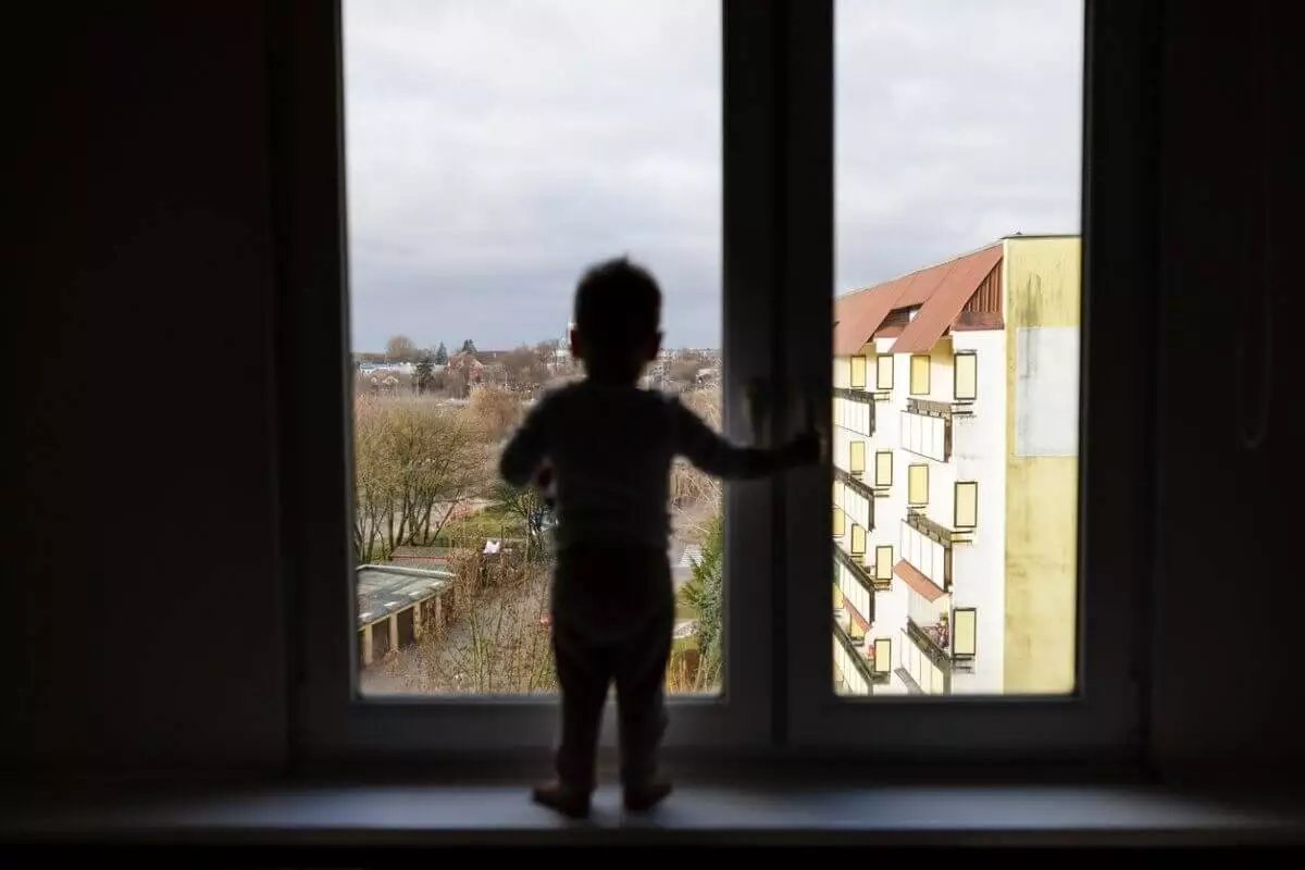 Двухлетний мальчик выпал из окна в Актобе
