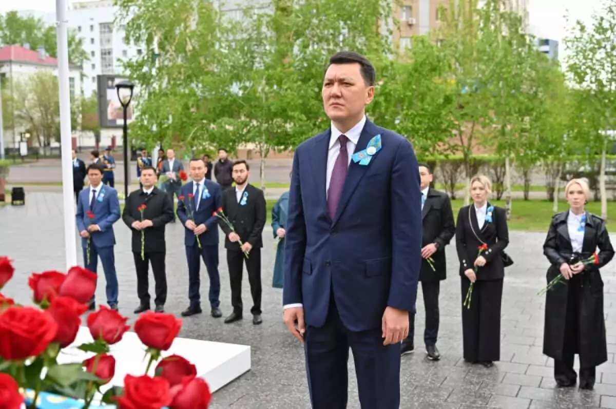 Ерлан Карин возложил цветы к памятнику Талгату Бегельдинову