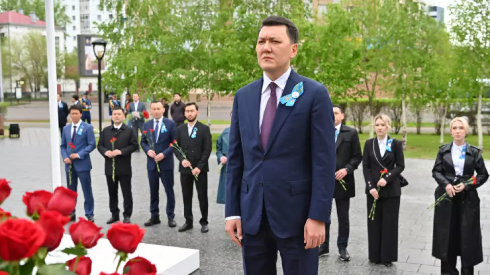 Госсоветник Казахстана возложил цветы к памятнику Талгату Бегельдинову