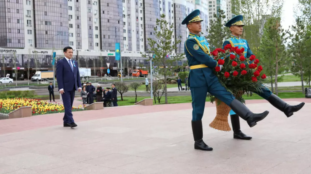 Глава АП Дадебаев возложил цветы к памятнику Момышулы