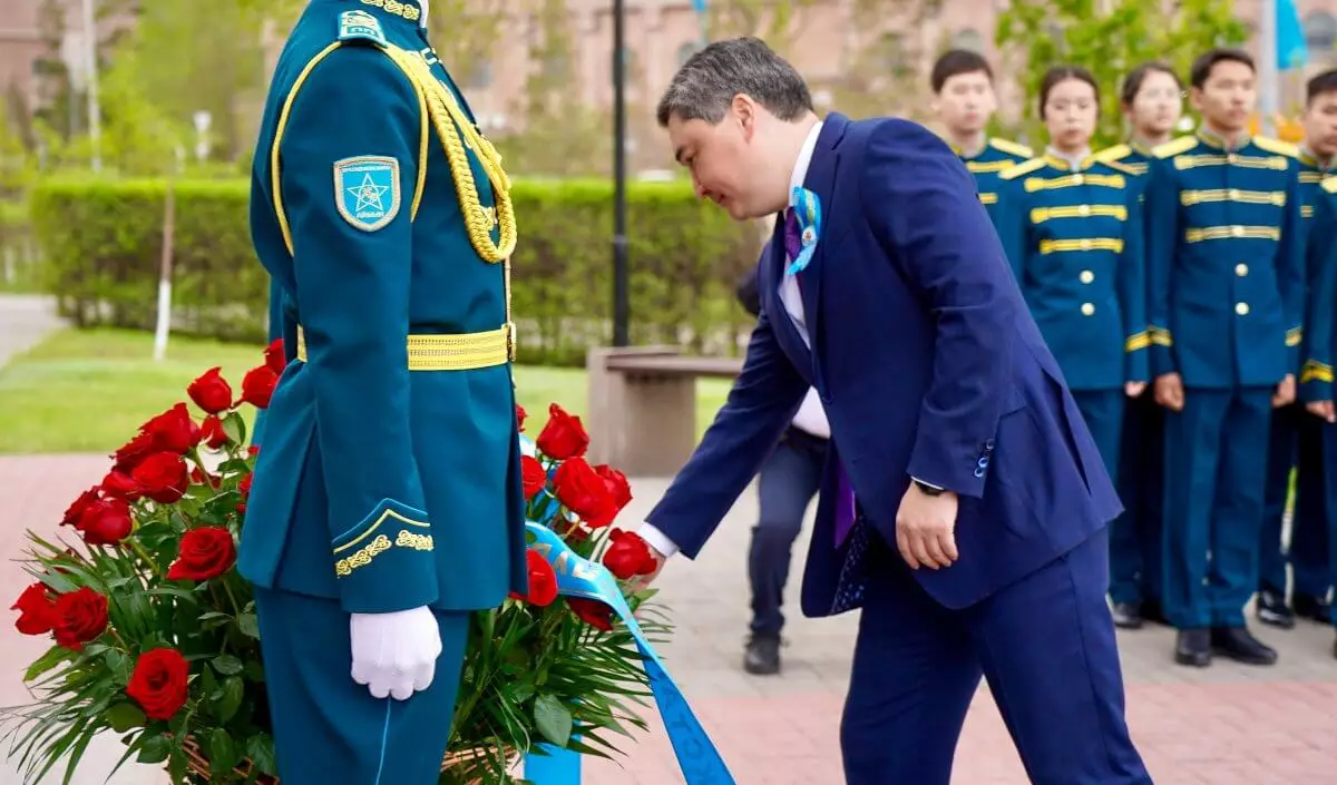 Премьер-министр возложил цветы к памятнику Рахымжану Кошкарбаеву