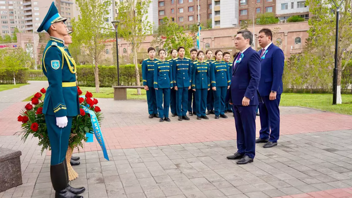 Премьер-министр страны возложил цветы к памятнику Рахымжану Кошкарбаеву