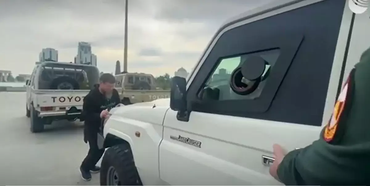 Опубликовано видео как Рамзан Кадыров  руками протащил  внедорожник Toyota Land Cruiser