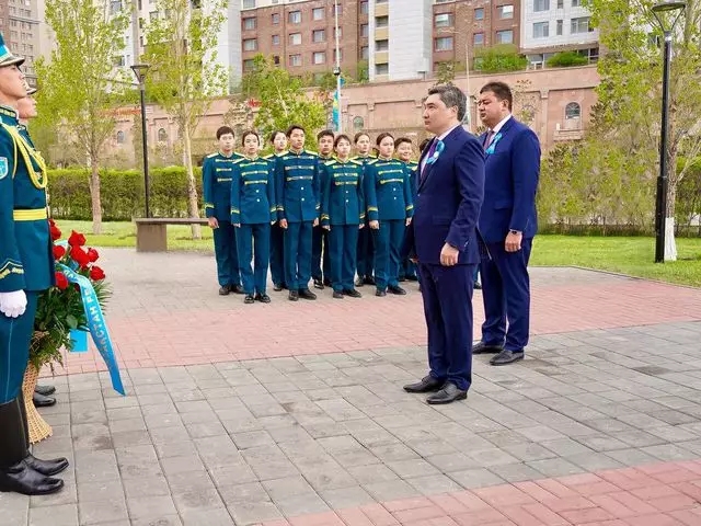 Премьер возложил цветы к памятнику Халық Қаһарманы Рахымжану Кошкарбаеву