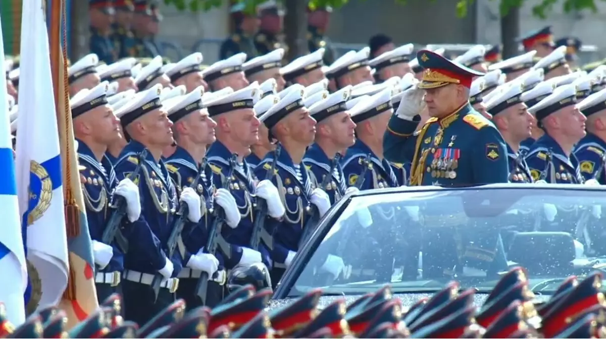 Сухопутные войска на параде в Москве назвали бойцами с неонацизмом