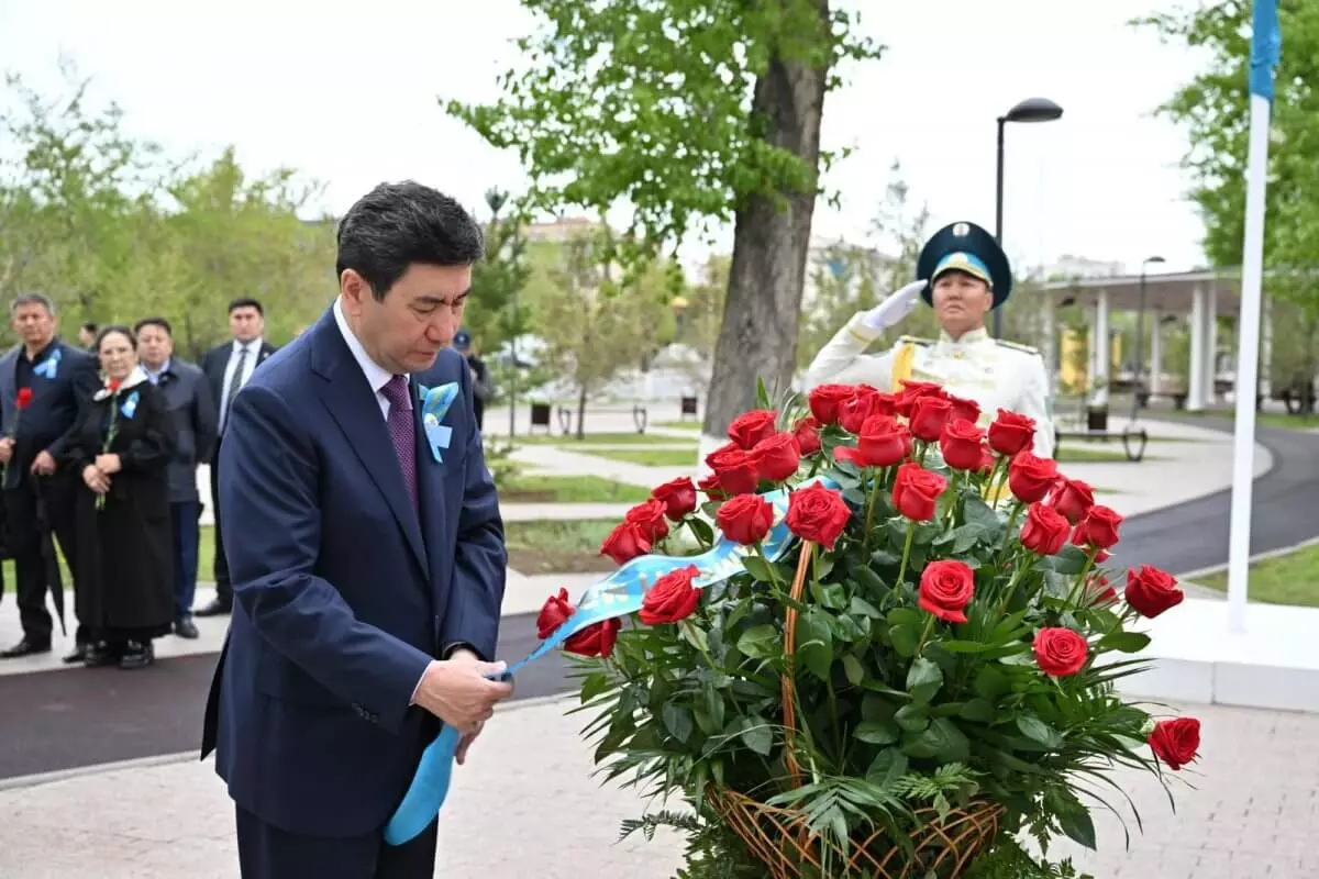 Председатель Мажилиса возложил цветы к памятнику Маншук Маметовой