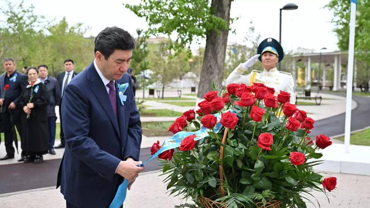 Председатель Мажилиса возложил цветы к памятнику Маншук Маметовой