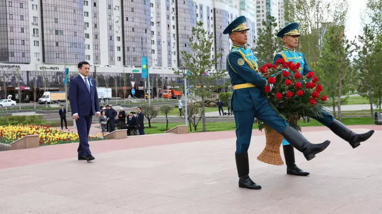 Цветы к памятнику Бауыржану Момышулы возложил руководитель Администрации Президента