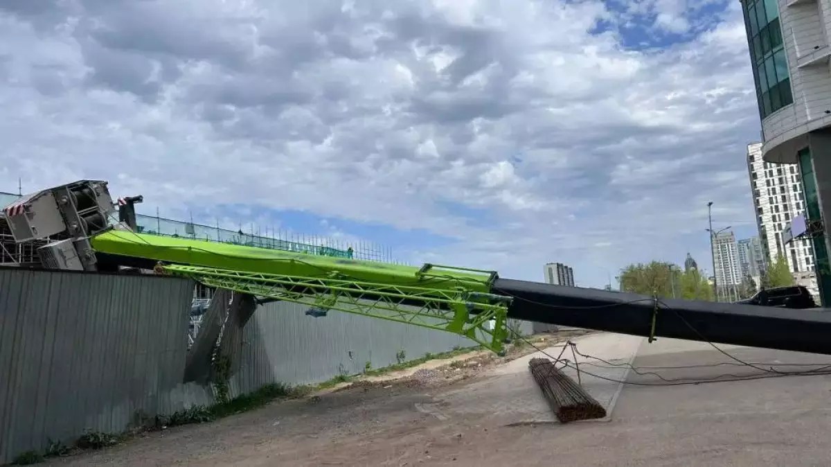 Астанада LRT аумағында кран құлады