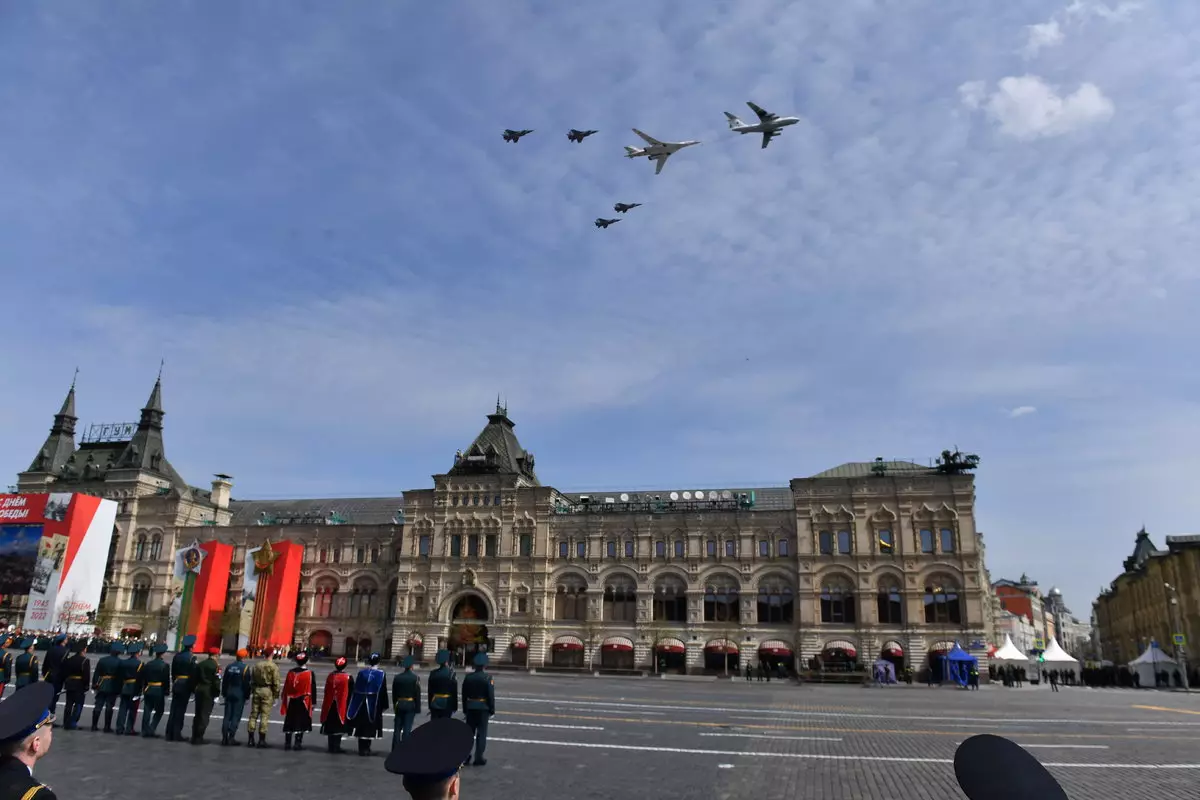 Воздушный парад на День Победы: запись полета над Красной площадью