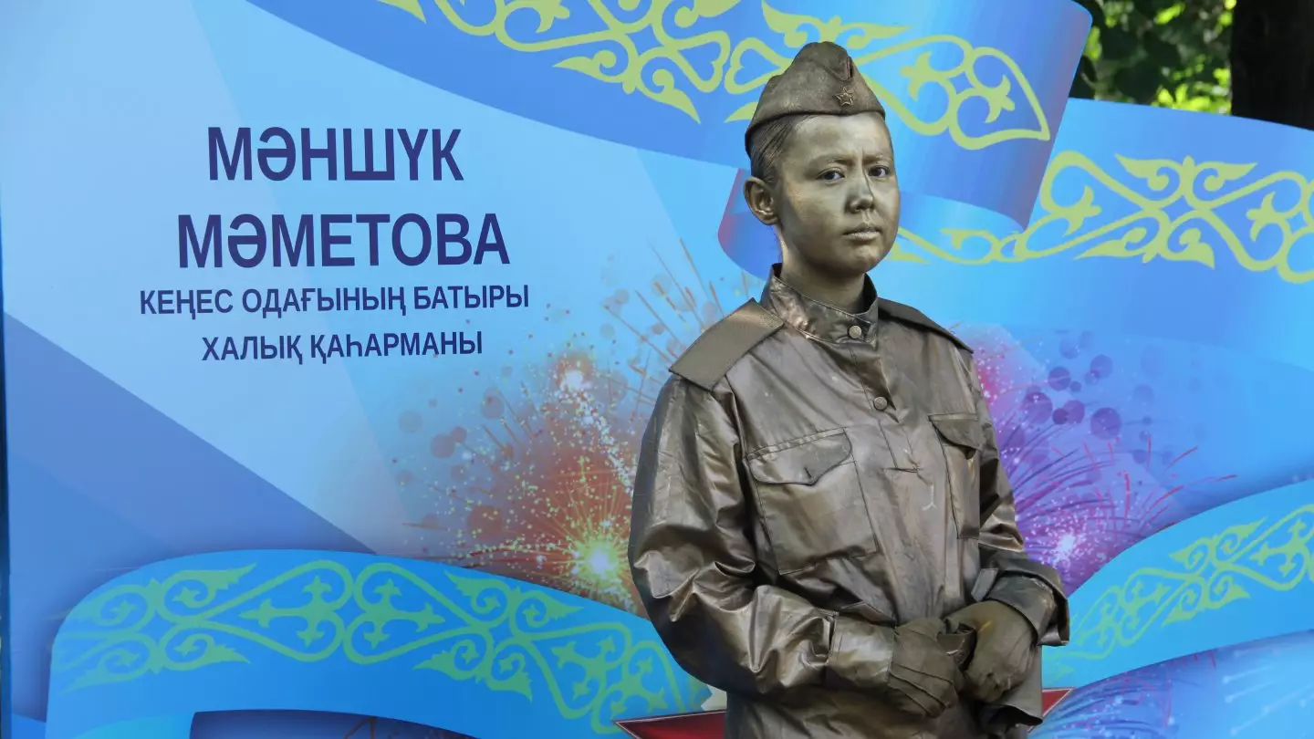 Живые памятники, две ленты и очередь к мемориалу: как в Алматы отмечают День Победы