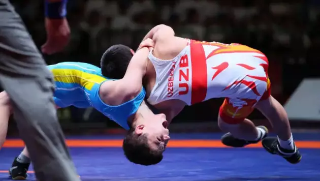Казахский борец победил узбека на мировом отборе на Олимпиаду-2024
