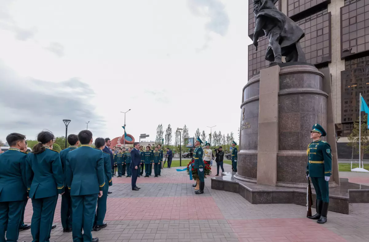 Премьер-министр Рақымжан Қошқарбаевтың ескерткішіне гүл шоқтарын қойды
