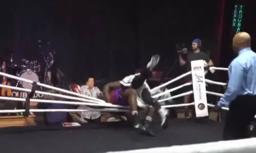 Скандально известный супертяж вылетел с ринга, но выиграл бой. Видео
