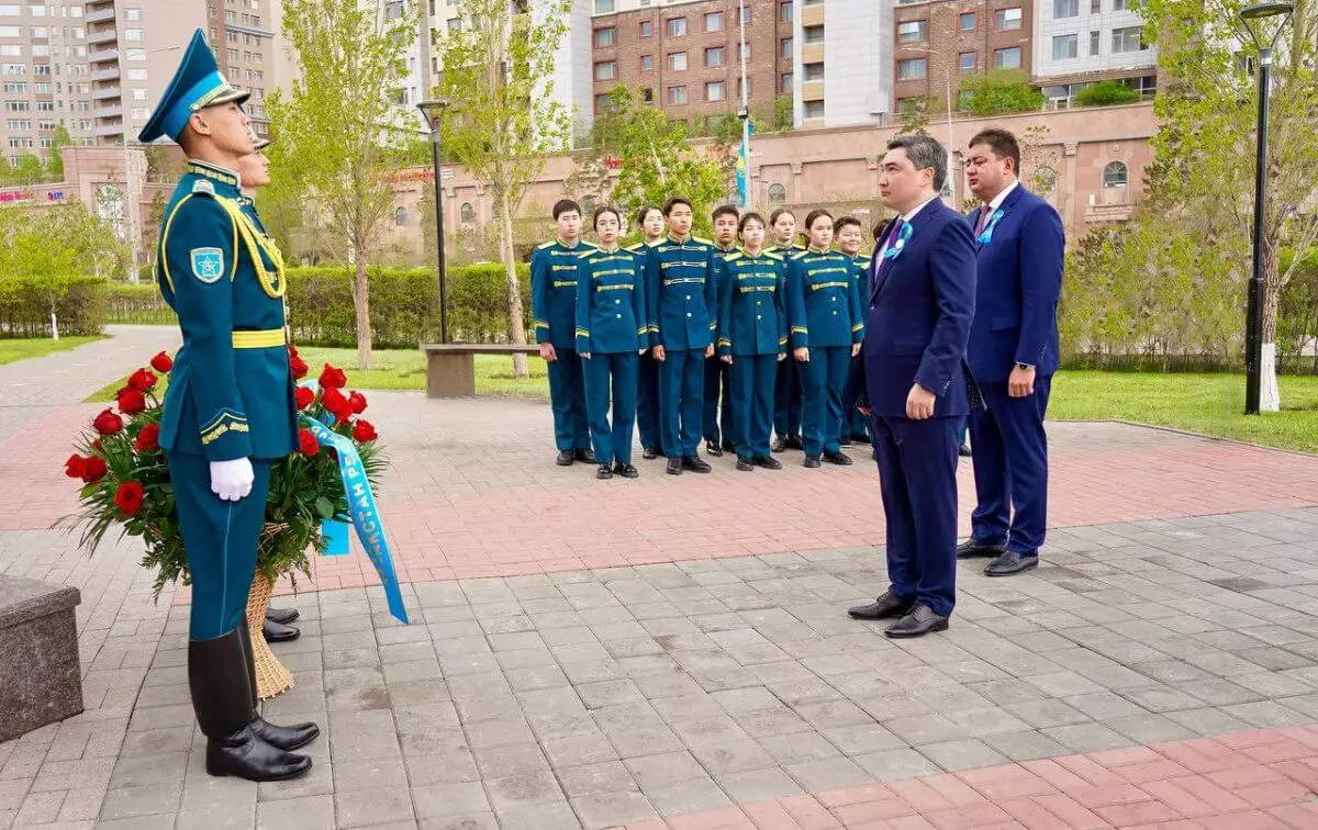 Олжас Бектенов возложил цветы к памятнику Рахимжана Кошкарбаева в Астане