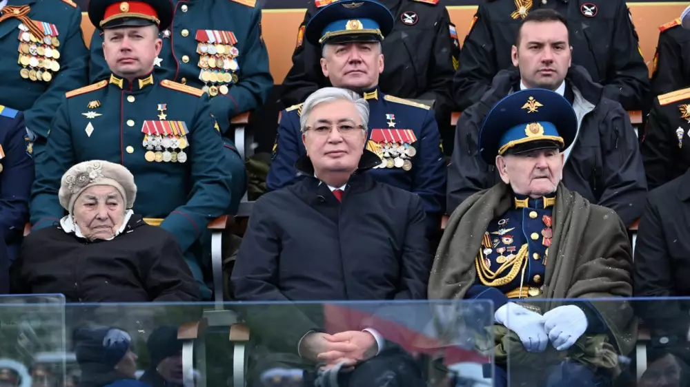Токаев посетил военный парад по случаю Дня Победы