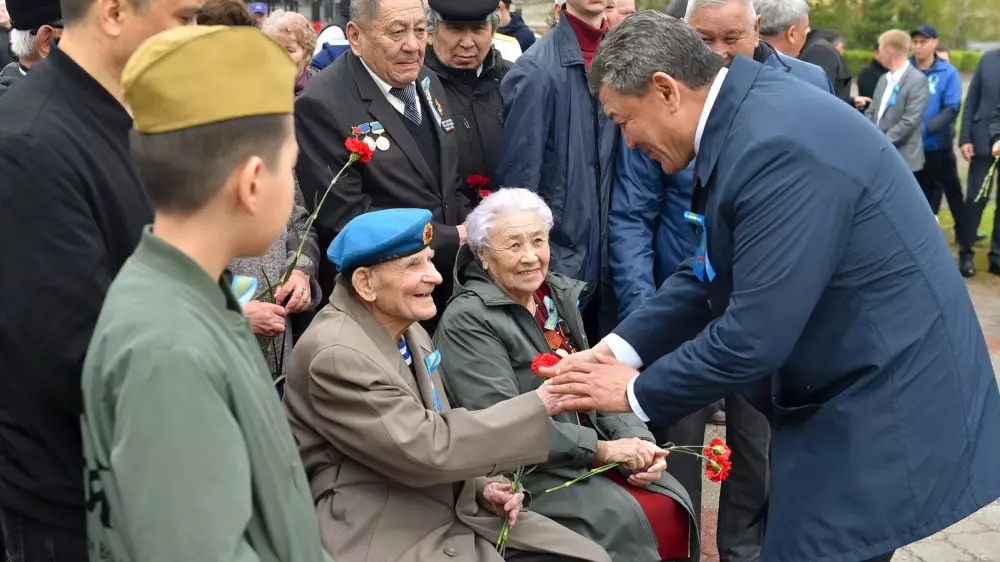 Аким СКО и ветеран войны возложили цветы в честь Дня Победы