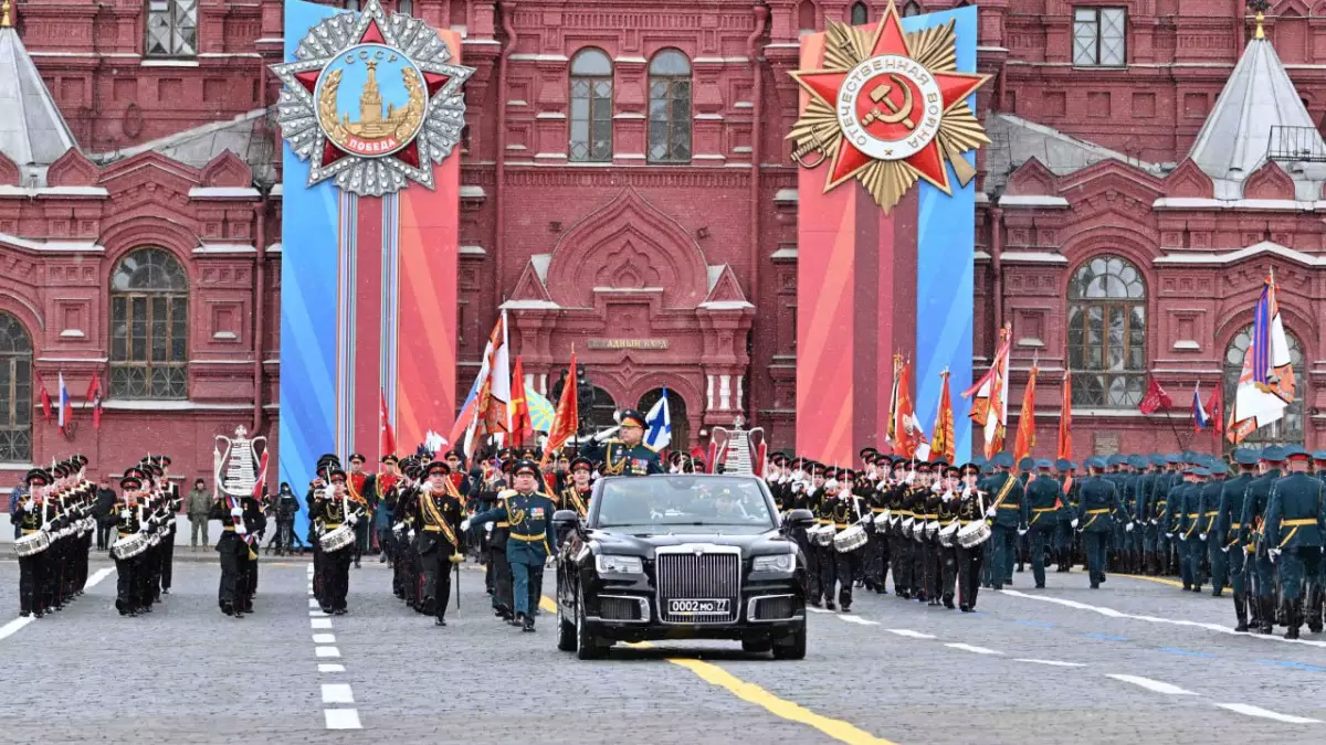Президент Казахстана посетил военный парад по случаю Дня Победы