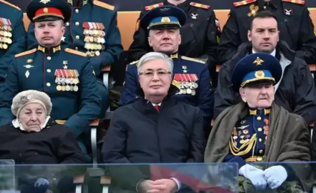 Қасым-Жомарт Тоқаев Жеңіс күніне арналған әскери парадқа барды