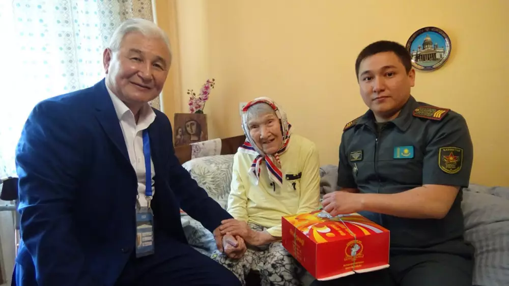 101-летнего ветерана войны Ольгу Савенко поздравили в Алматы