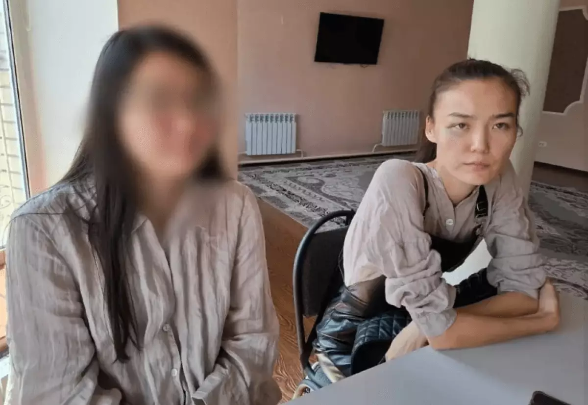 В аэропорту ее встречали родственники мужа: жена советника Казахстана в ОАЭ вернулась на родину