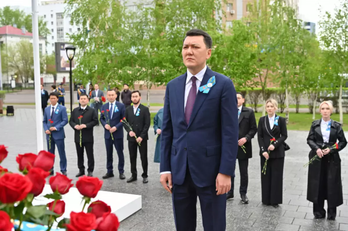 Ерлан Карин возложил цветы к памятнику Талгату Бегельдинову