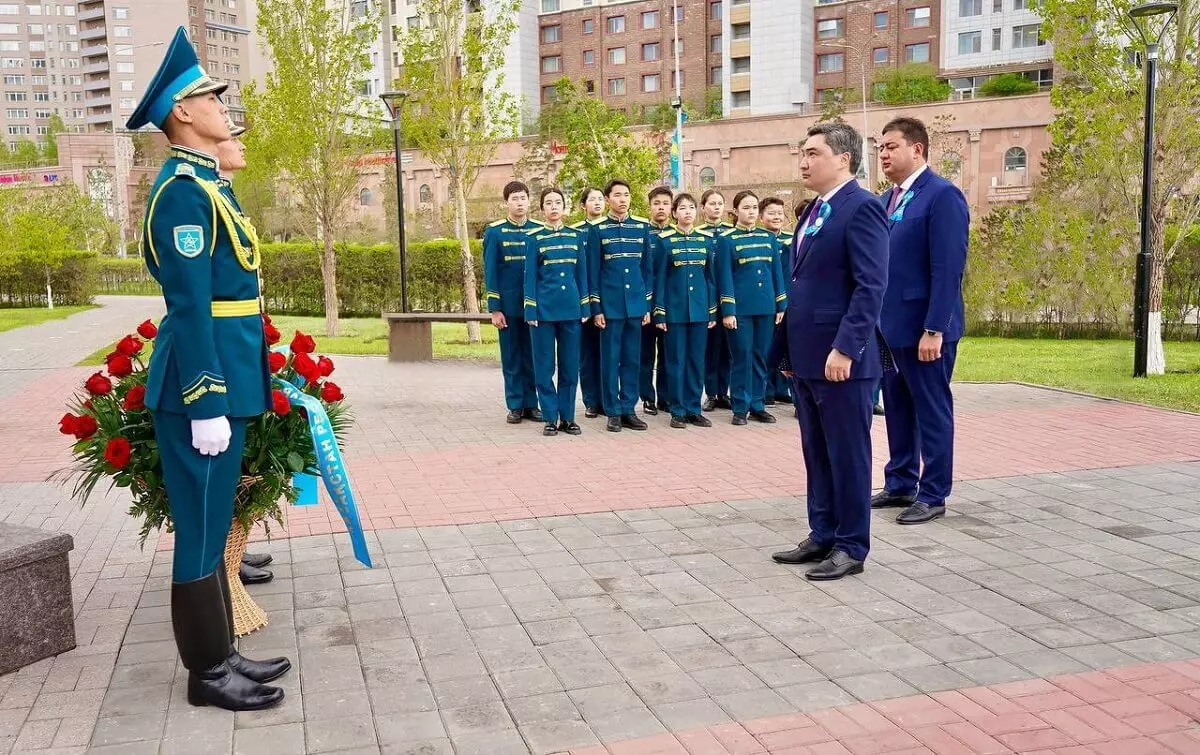 Премьер-министр возложил цветы к памятнику Рахымжана Кошкарбаева