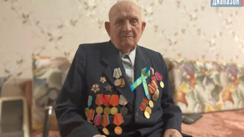 100-летний ветеран из Актобе каждое утро начинает с зарядки