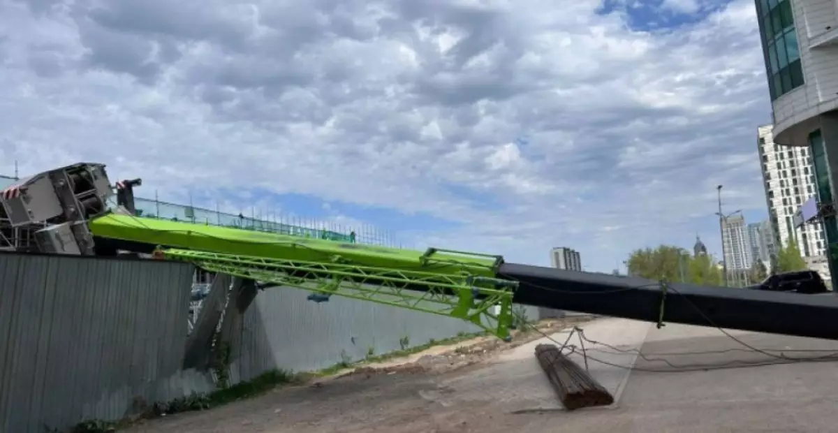 Астанадағы LRT құрылыс алаңында кран құлады