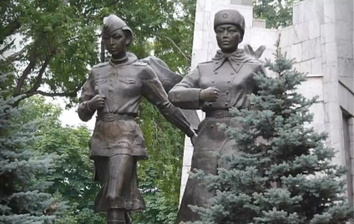 Памятник Молдагуловой и Маметовой остался без внимания в День Победы