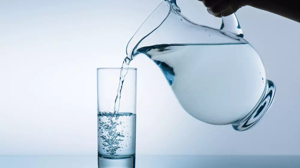 Что будет если пить по 4 литра воды в день. Результат удивил даже врача