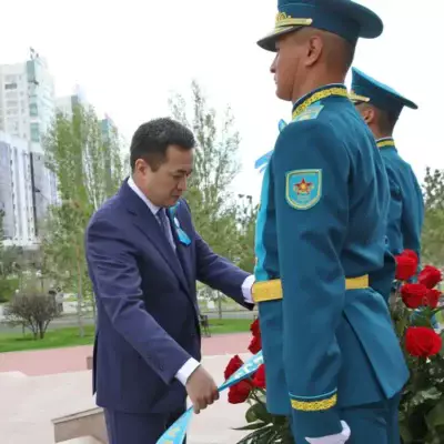 Руководитель Администрации Президента Айбек Дадебаев возложил цветы к памятнику Бауыржану Момышулы