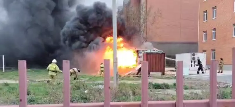 Вагончик у многоквартирного дома загорелся в Кокшетау
