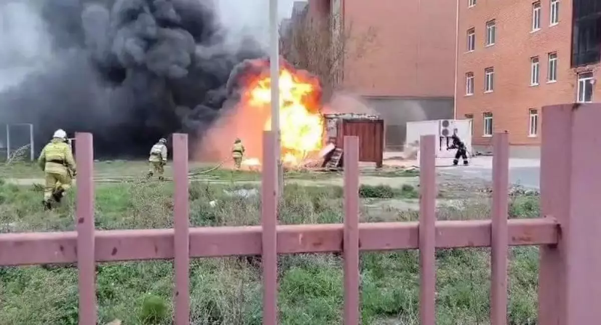 Вагончик горел отрытым пламенем в Кокшетау (ВИДЕО)