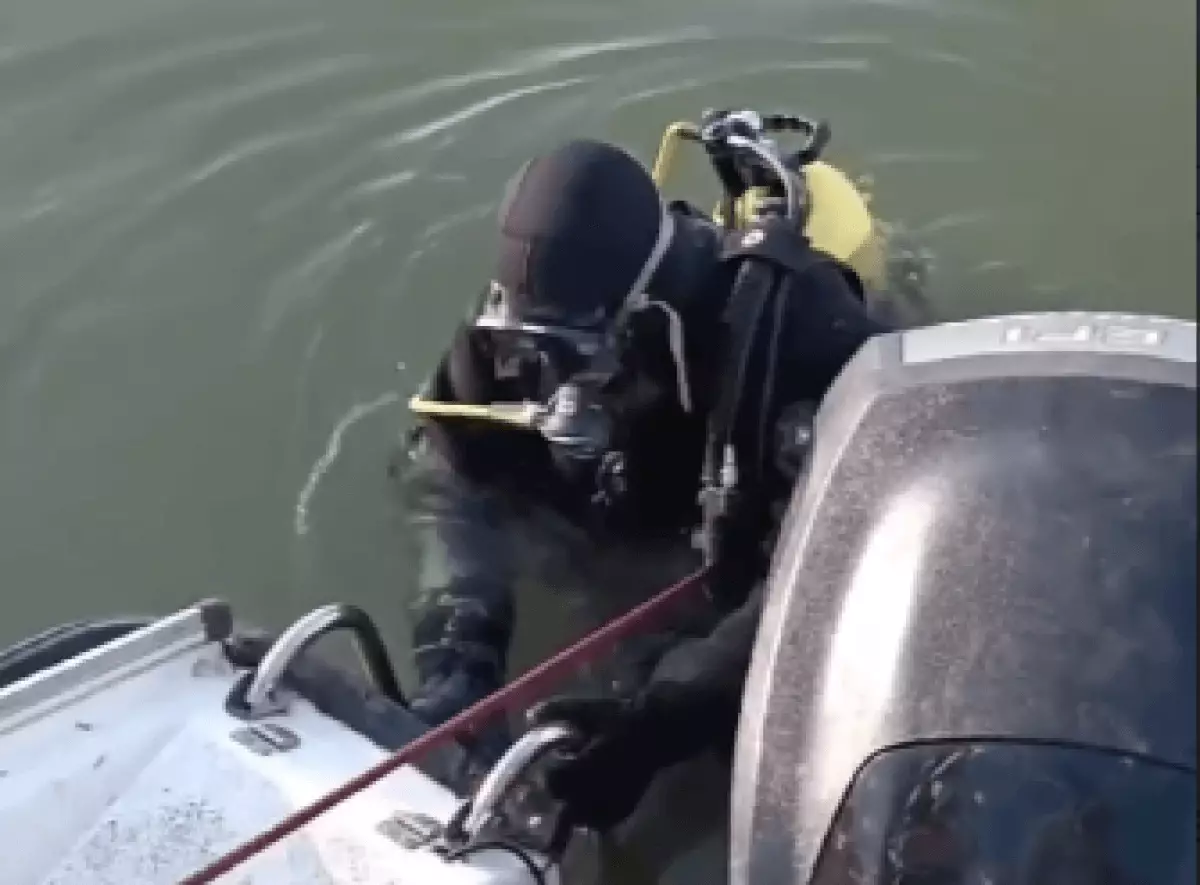 Капитан судна утонул в Иртыше: водолазы ищут тело