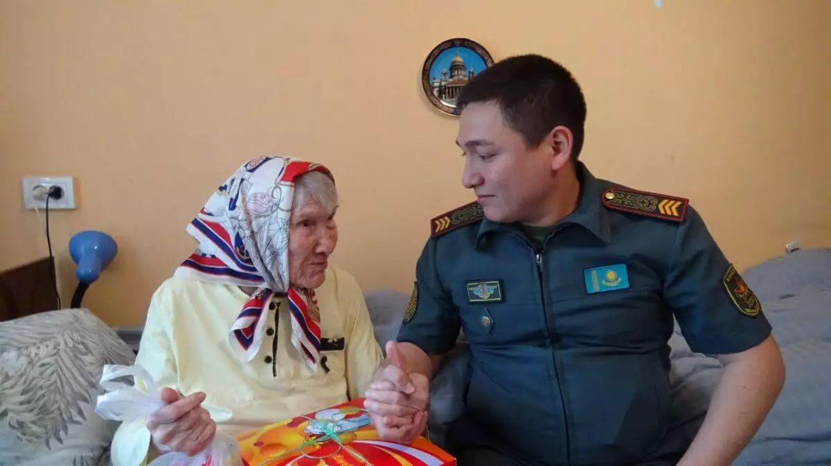 С двумя праздниками поздравили ветерана войны военнослужащие в Алматы