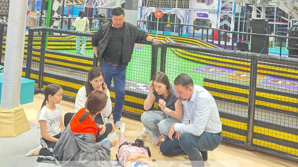 Девочка пострадала в игровом центре в Атырау