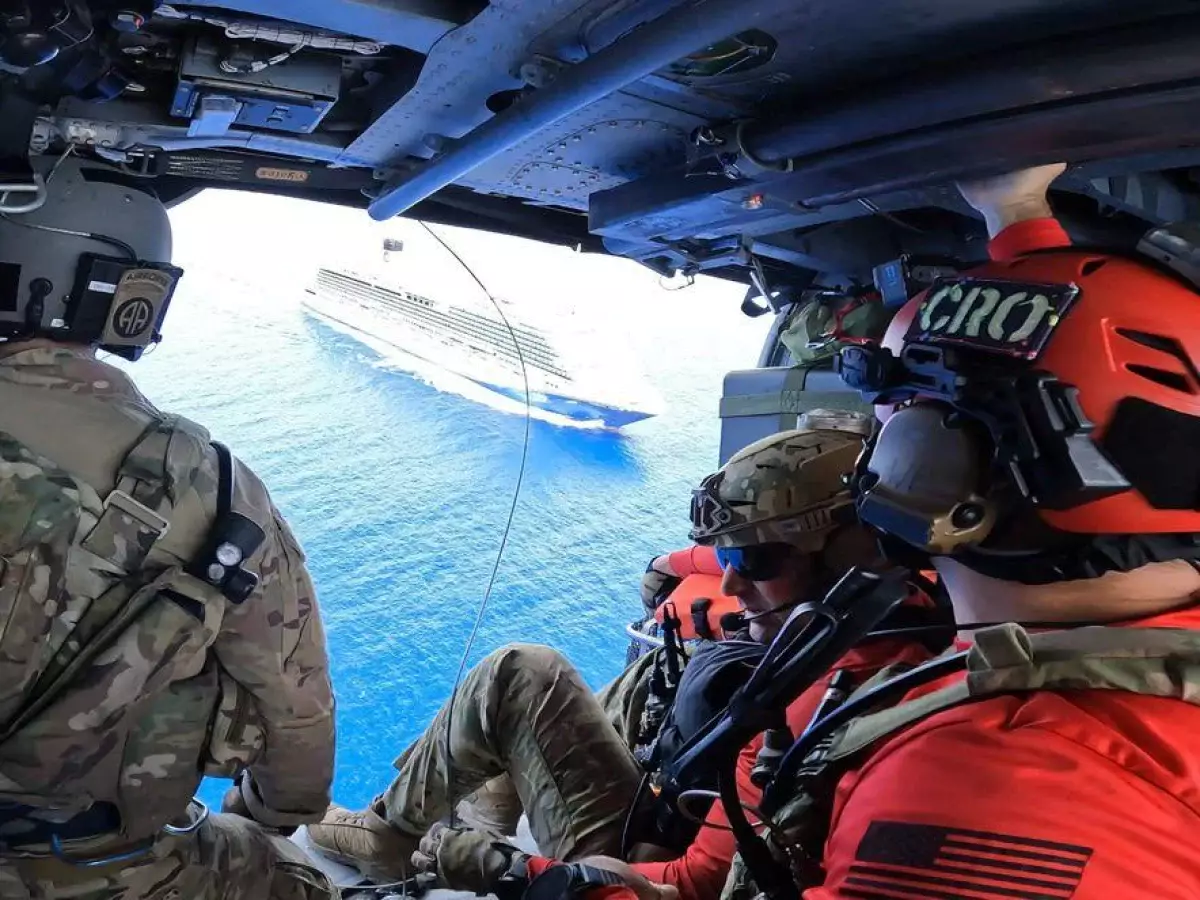Вертолеты ВВС США эвакуировали тяжелобольного пассажира с круизного лайнера посреди Атлантики