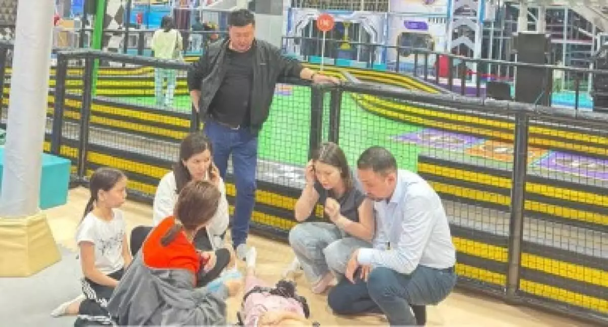 Порвалась страховка: девочка упала с высоты в игровом центре Атырау