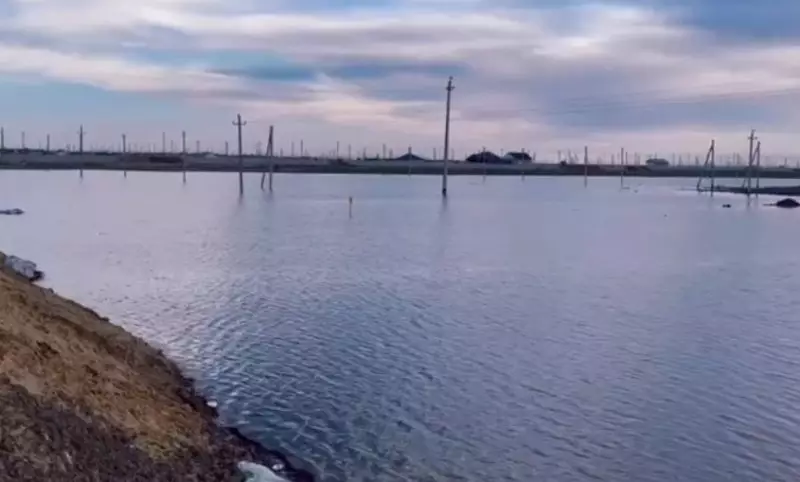 Уровень воды в реке Жайык растет: для борьбы с водой разобрали дорогу