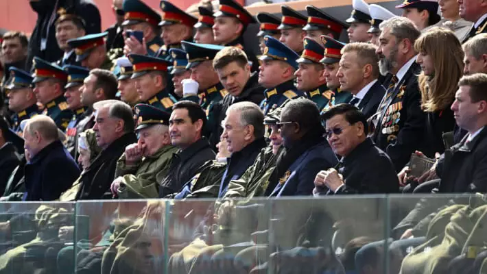 Мирзиёев посетил военный парад по случаю 79-летия Победы