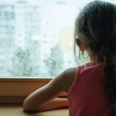 4-летняя девочка госпитализирована после падения из окна в Павлодаре