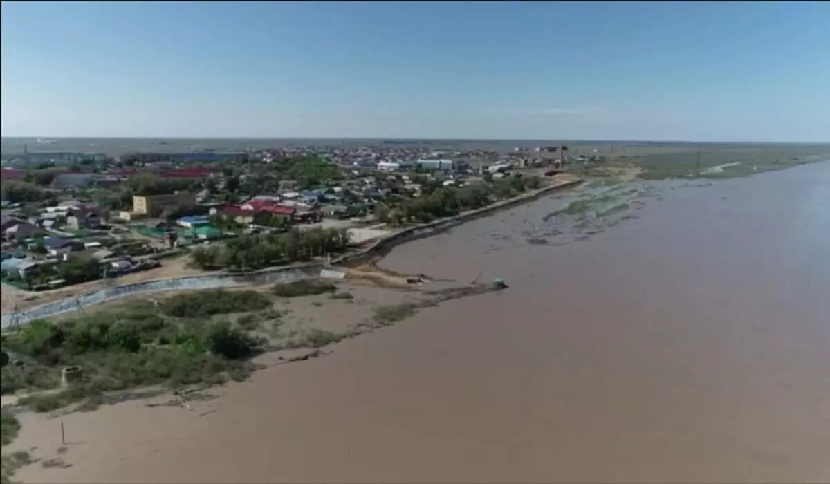 Выше критической отметки: уровень воды растет в реке Урал в Атырауской области