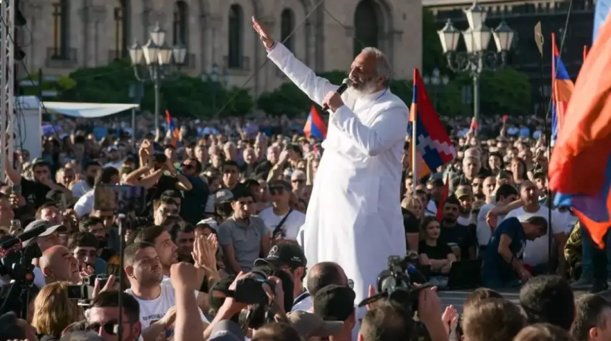 Арменияда ондаған мың адам митингке шығып, Пашинянның отставкаға кетуін талап етті