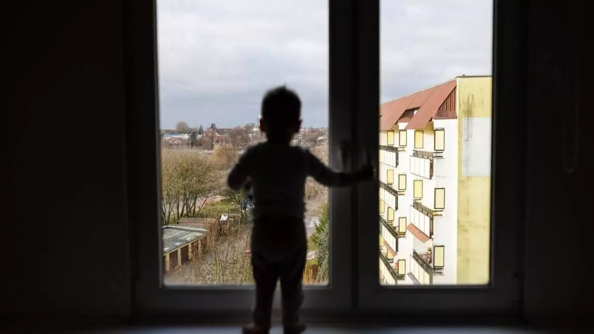 Двухлетний ребёнок выпал из окна второго этажа в Шахтинске