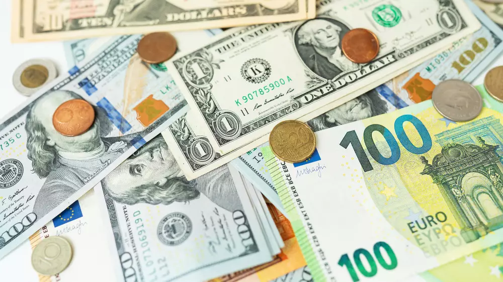 Курсы доллара, евро и рубля в обменниках 10 мая в Казахстане